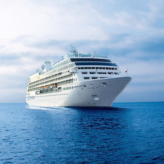 Eines der Azamara-Schiffe auf hoher See azamara-mocean.jpg